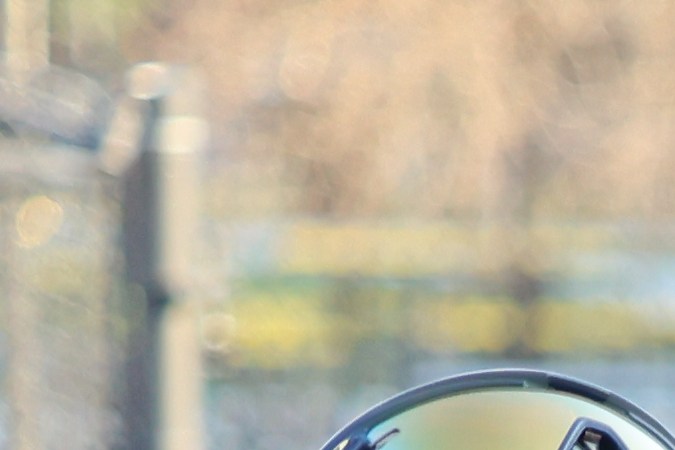 La destacada gimnasta Jordan Chiles (centro) fue parte del comercial 'Chase Something' con jugadoras de flag football, incluyendo Sophie Guitrón (1a. de azul de der. a izq.).