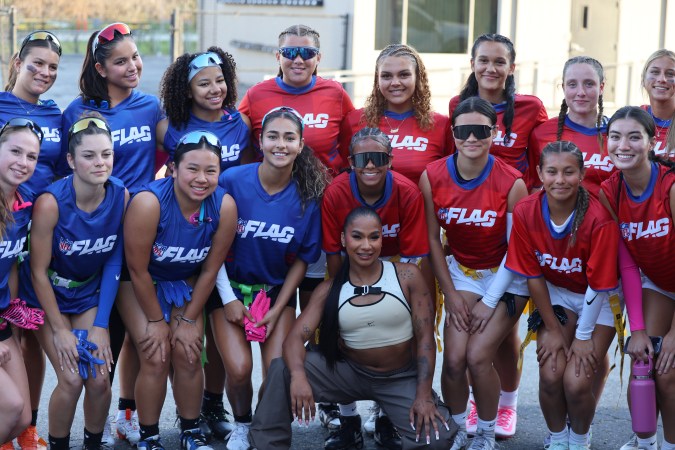 La destacada gimnasta Jordan Chiles (centro) fue parte del comercial 'Chase Something' con jugadoras de flag football, incluyendo Sophie Guitrón (1a. de azul de der. a izq.).