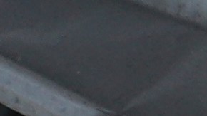 Palestinos inspeccionan el lugar afectado por un bombardeo israelí en Muwasi, Khan Younis, Franja de Gaza.