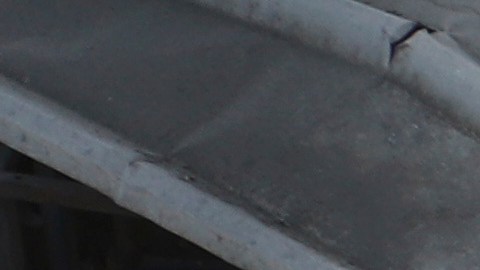 Palestinos inspeccionan el lugar afectado por un bombardeo israelí en Muwasi, Khan Younis, Franja de Gaza.