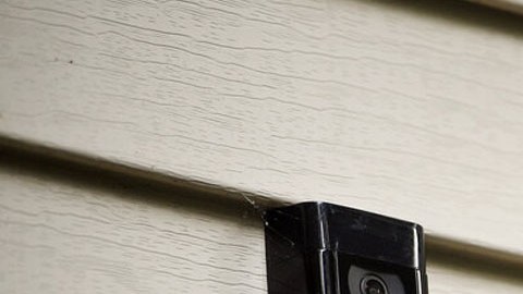 Cámara de seguridad montada en el timbre de una puerta