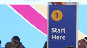 Viajeros arribando al aeropuerto internacional de Denver, Colorado