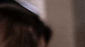 El concejal Carlos León firma la petición de los estudiantes antes de la marcha para apoyar la comunidad migrante en Anaheim.