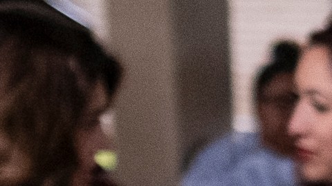 El concejal Carlos León firma la petición de los estudiantes antes de la marcha para apoyar la comunidad migrante en Anaheim.