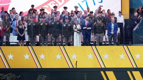 Donald Trump durante el desfile militar