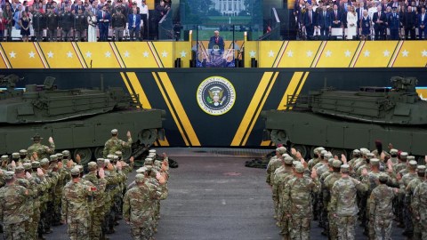 Donald Trump durante el desfile militar