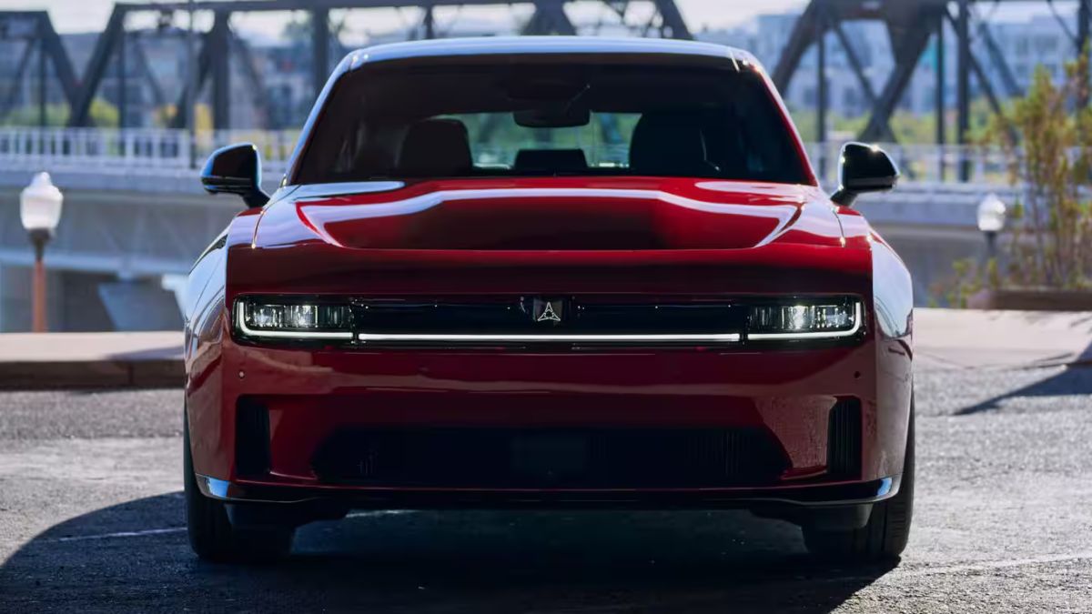 Dodge retira miles de Charger por ser muy silenciosos