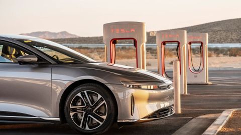 El Lucid Air en un punto de recarga de Tesla