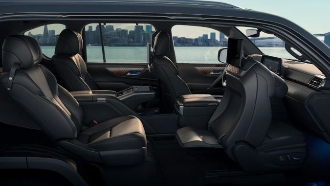El interior del Lexus LX 700h Overtrail 2025