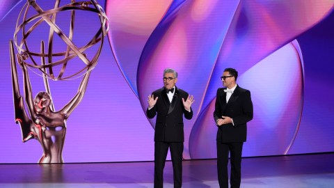 Eugene Levy y Dan Levy durante la ceremonia 76 de los Premios Emmy.