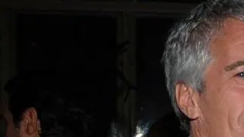 Maxwell tenía numerosos contactos en la clase alta y fue ella quien le presentó a Epstein a muchos de sus amigos ricos y poderosos.
