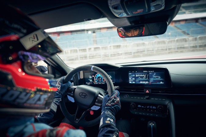 Este es el interior del Hyundai Elantra TCR 2026