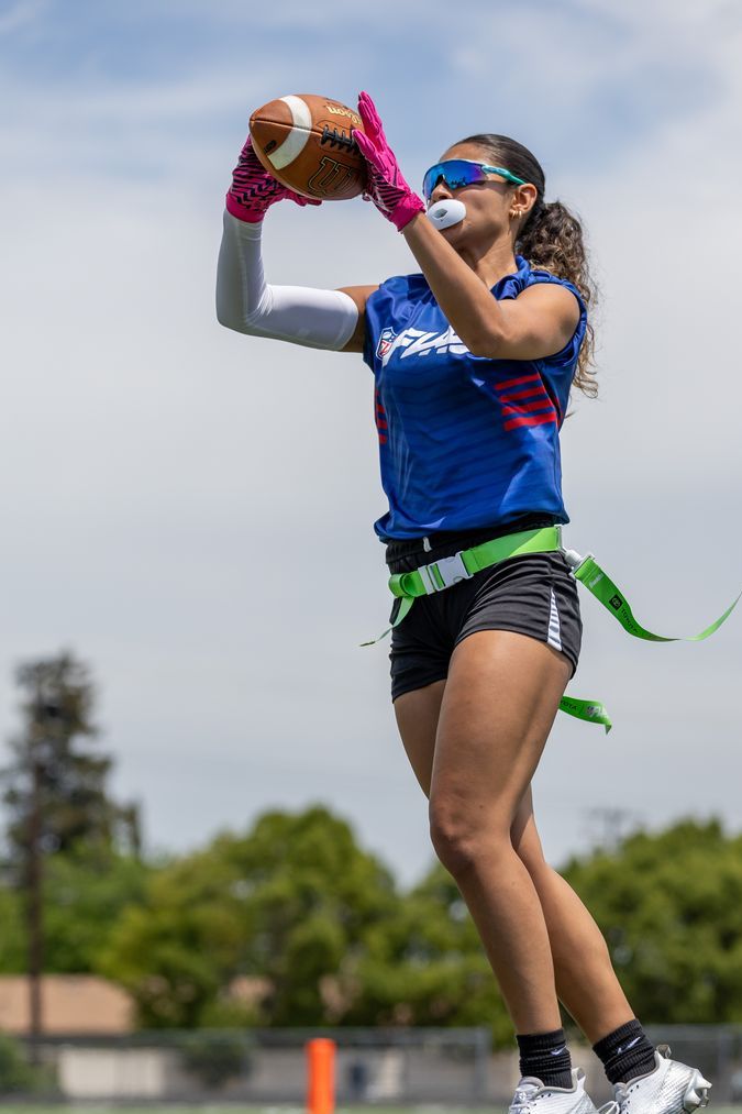 Sophie Guitrón, joven mexicoamericana del área de Los Ángeles, realiza una atrapada durante la filmación de un comercial para promover el deporte del flag football, del cual ya es una destacada figura.