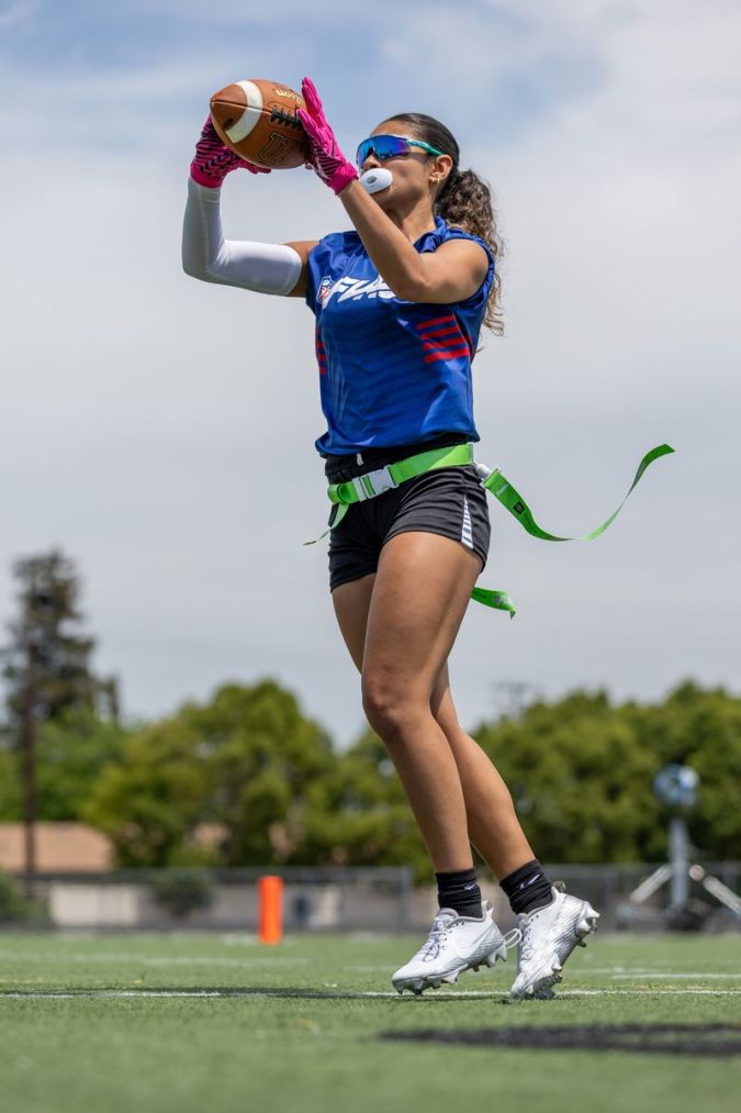 Sophie Guitrón, joven mexicoamericana del área de Los Ángeles, realiza una atrapada durante la filmación de un comercial para promover el deporte del flag football, del cual ya es una destacada figura.
