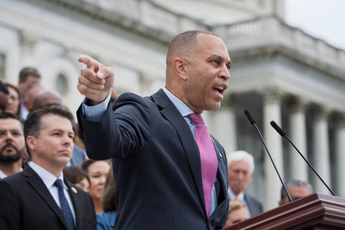El líder demócrata de la Cámara, Hakeem Jeffries, junto al Caucus Demócrata, condenó el proyecto de ley del presidente Trump sobre exenciones fiscales y recortes de gastos.