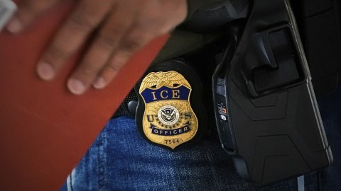 ICE realiza operativos contra cualquier indocumentado.