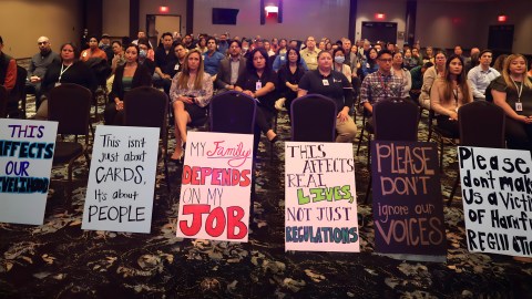 Trabajadores latinos se manifiestan.
