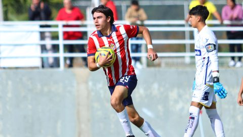 Guadalajara, Jalisco a 17 de enero de 2024. Brandon Brocksom en festejo de gol, durante el partido correspondiente a la jornada 3 del torneo Clausura 2024 de la liga BBVA MX Sub 16, entre las chivas rayadas de Guadalajara y el Atlético de San Luis, realizado Verde Valle. Foto/ Imago7/