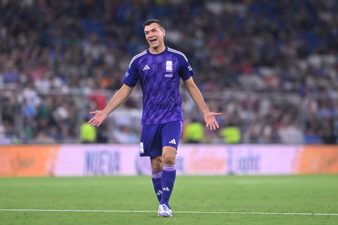 Jared Borgetti durante un partido de leyendas realizado en 2024 en Monterrey. Durante el encuentro, el legendario portero italiano Gianluigi Buffon le hizo una confesión al mexicano.