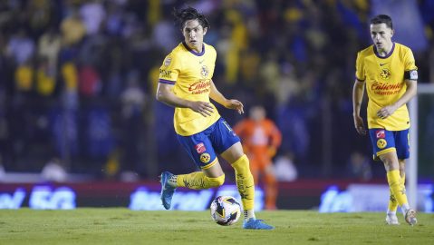 Alan Cervantes durante un partido con América.