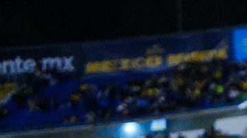 Guillermo Almada (i) saluda a André Jardine (d) durante el partido entre Pachuca y América.