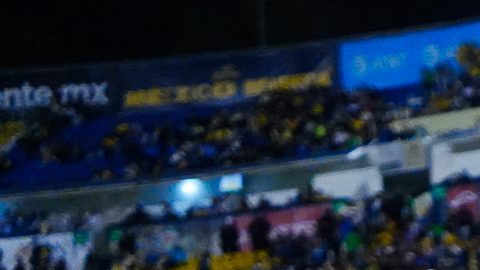 Guillermo Almada (i) saluda a André Jardine (d) durante el partido entre Pachuca y América.
