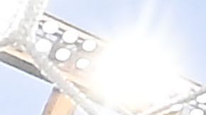 La pelota pateada por Raúl Jiménez (izq.) se va al fondo del arco del portero Edrick Menjívar para el solitario gol del partido ganado por México sobre Honduras en Santa Clara.