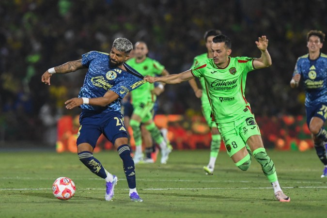 Ciudad Juárez, Chihuahua, 11 de julio de 2025. Rodrigo Aguirre y Guilherme Castilho, durante el partido correspondiente a la jornada 1 del torneo Apertura 2025 de la Liga BBVA MX, entre los Bravos de FC Juárez y las Águilas del América, realizado en realizado en el estadio Olímpico Benito Juárez. Foto: Imago7/Alejandro Rodríguez