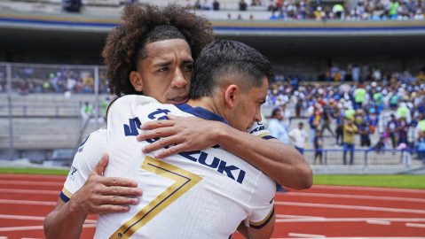 Adalberto Carrasquilla en celebración de gol con Rodrigo López.
