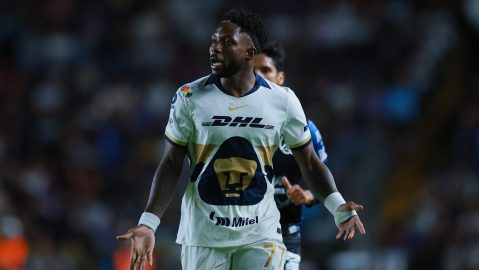 Querétaro, Querétaro, 25 de julio de 2025. Alvaro Angulo en reclamo, durante el partido correspondiente a la jornada 3 del torneo Apertura 2025 de la Liga BBVA MX, entre los Gallos Blancos del Querétaro y los Pumas de la UNAM, realizado en el estadio La Corregidora. Foto: Imago7/ Eloísa Sánchez