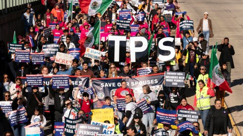 Inmigrantes que han estado en Estados Unidos por años marchan pidiendo que se mantengan el TPS y DACA.