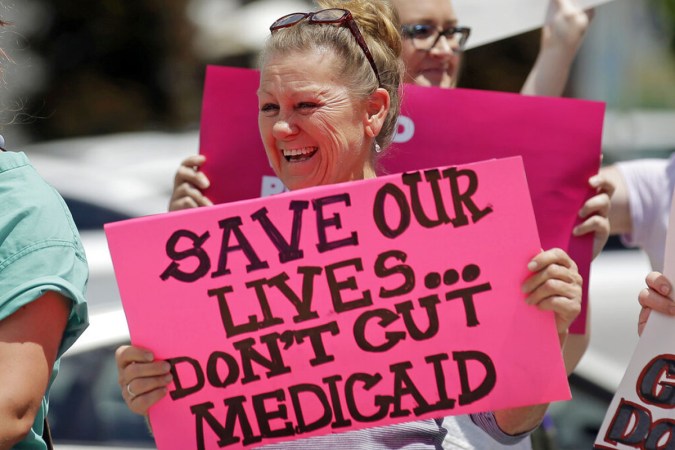 Ciudadanos exigen que el gobierno no les deje fuera del programa Medicaid