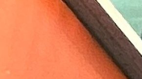 Vivian Valenzuela, aficionada de los Dodgers, posa delante del nuevo mural dedicado a la memoria de Fernando Valenzuela en Dodger Stadium.