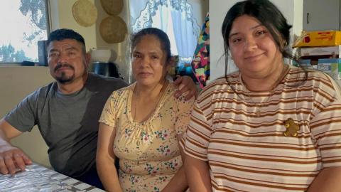 Jesús Ascencio Molina junto a su familia, su esposa y su hija Isabel.