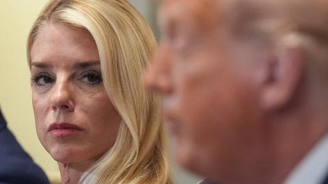 Pam Bondi informó al presidente Trump en marzo que su nombre apareció en los archivos de Jeffrey Epstein.