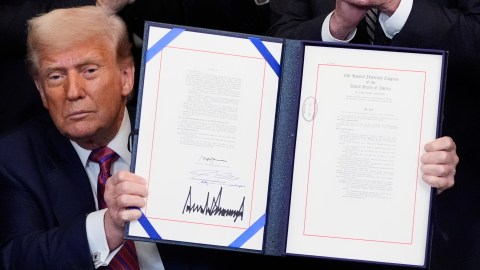 Presidente Donald Trump firma Ley Genius