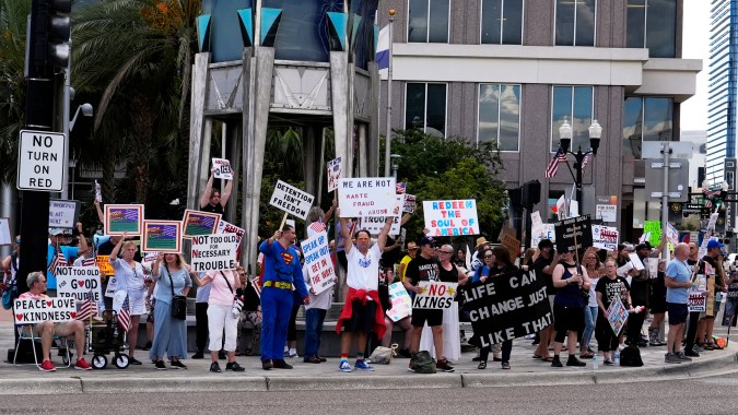 Manifestantes participan en el día nacional de acción contra las políticas de Trump en Orlando, Florida.