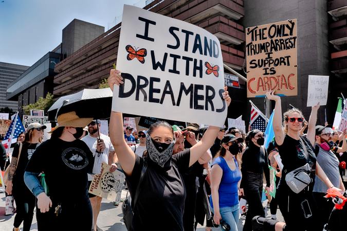 Un manifestante lleva un cartel que dice "Apoyo a los Dreamers" durante una protesta "Sin Reyes" en el centro de Los Ángeles el sábado 14 de junio de 2025.