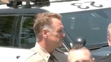 El sheriff de Los Ángeles Robert G Luna anuncia que buscan una segunda granada que al parecer desapareció de su centro de entrenamiento.