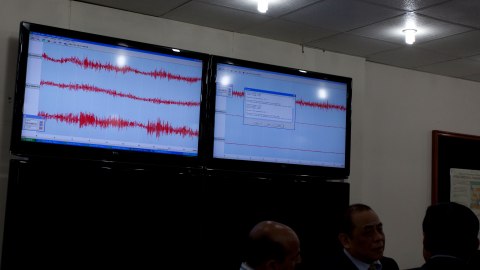 Officials at a meteorological office in Islamabad, Pakistan, on Wednesday, Jan. 19, 2011, discuss the situation following an earthquake, with seismographic data showing on the screens above, which hit Pakistan early Wednesday. The 7.2 magnitude quake struck at 1:30 a.m. local time Wednesday in a remote area some 200 miles (320 kilometers) southwest of the Baluchistan provincial capital of Quetta, not far from the Afghan border, sending some thousands running from their homes in panic and damaging homes close to the epicenter, but causing no casualties, officials said. (AP Photo/B.K.Bangash)