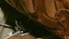 El astronauta estadounidense Donald K. Slayton y el cosmonauta soviético Aleksey A. Leonov en el módulo orbital Soyuz durante la misión de acoplamiento Apolo-Soyuz el 17 de julio de 1975.