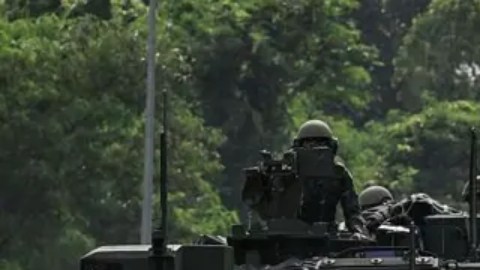 Tanques de Tailandia cerca de la zona de los enfrentamientos.