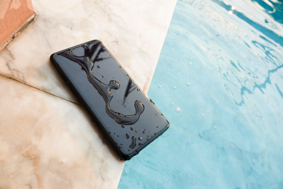 Por qué mojar tu teléfono es una pésima idea aunque sea resistente al agua