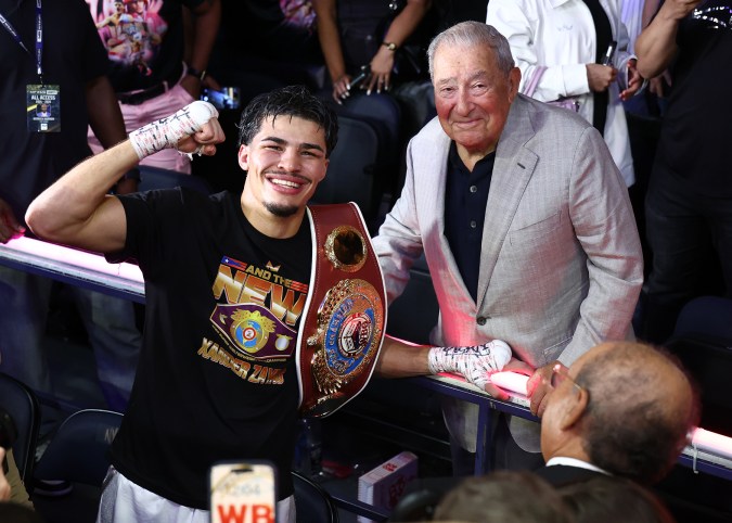 Xander Zayas celebra el campeonato mundial superwelter con su promotor, Bob Arum, en el teatro del Madison Square Garden de Nueva York.