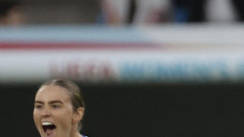 BASILEA (SUIZA), 27/07/2025.- Las jugadoras de la selección inglesa celebran su victoria en la final de la Eurocopa Femenina 2025 tras derrotar a España en el encuentro que han disputado este domingo en el St. Jakob Park de Basilea (Suiza). EFE/ Ana Escobar.