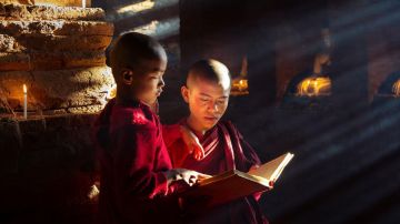 Cómo es el complejo ritual de los budistas tibetanos para encontrar al sucesor del Dalai Lama (y por qué podría desatar un conflicto con China)