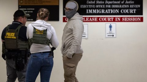 Un abogado comentó que el arresto de la inmigrante fue exagerado y que la infracción podía resolverse con una advertencia o multa.
