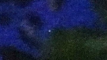 Un incendio arde en un edificio residencial después de un ataque ruso en Kiev, Ucrania, la madrugada del jueves 10 de julio de 2025.