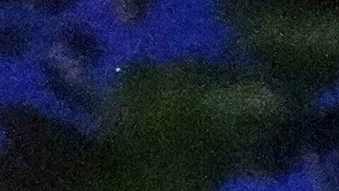 Un incendio arde en un edificio residencial después de un ataque ruso en Kiev, Ucrania, la madrugada del jueves 10 de julio de 2025.