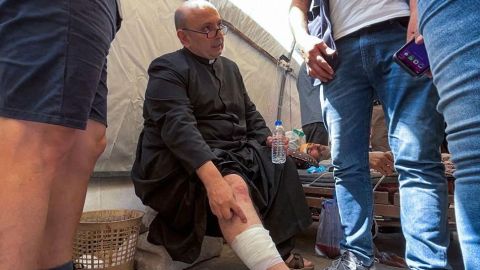 El cura argentino amigo del papa Francisco resulta herido en un ataque atribuido a Israel contra la única iglesia católica en Gaza en el que murieron al menos 2 personas